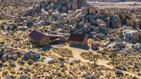 Dengan sentuhan rustik modern, rumah mewah yang terletak di 1653 Roadrunner Rut, sekitar 11,3 km dari pusat kota Pioneertown, tampak selaras dengan lingkungan gurun di sekitarnya.