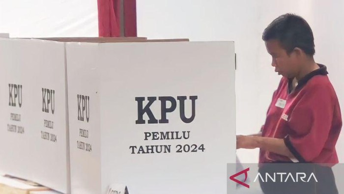 Salah seorang warga binaan Panti Sosial Bima Laras Harapan Sentosa 2 tengah menggunakan hak pilihnya pada Pemilu 2024 di TPS 91, Cipayung, Jakarta Timur, Rabu (14/2/2024). Sebanyak 445 pemilih yang berstatus orang dengan gangguan jiwa (ODGJ) melaksanakan hak pilihnya pada hari ini.