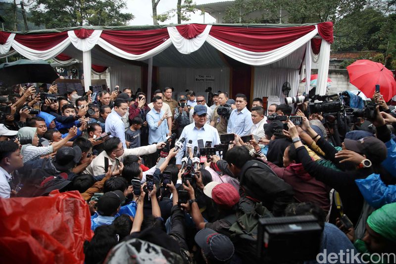 Prabowo Subianto mencoblos di TPS 033 Bojong Koneng, Kabupaten Bogor, Rabu (14/2). Dia sempat melakukan salam dua jari usai mencoblos.