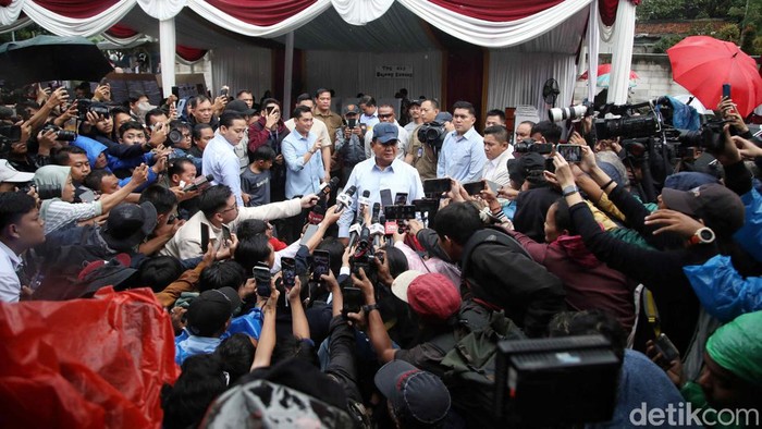 Prabowo Subianto mencoblos di TPS 033 Bojong Koneng, Kabupaten Bogor, Rabu (14/2). Dia sempat melakukan salam dua jari usai mencoblos.