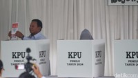Prabowo melakukan pencoblosan di bilik suara.