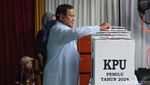 Salam Dua Jari Prabowo Usai Mencoblos