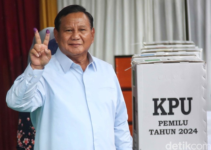 Prabowo Subianto mencoblos di TPS 033 Bojong Koneng, Kabupaten Bogor, Rabu (14/2). Dia sempat melakukan salam dua jari usai mencoblos.