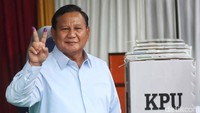 Ia juga sempat berfoto dengan dua jari usai mencoblos.