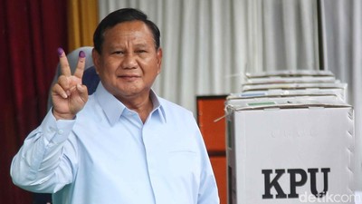 Salam Dua Jari Prabowo Usai Mencoblos