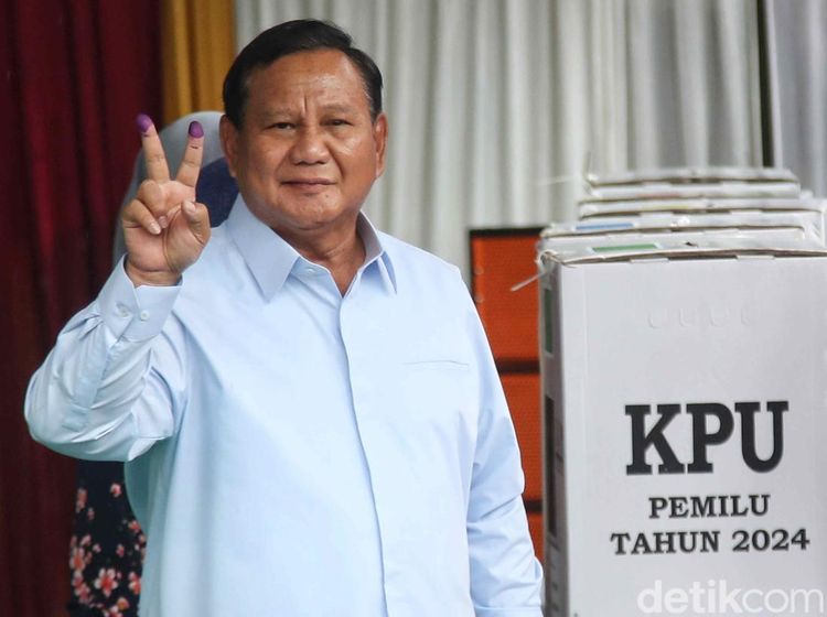Salam Dua Jari Prabowo Usai Mencoblos