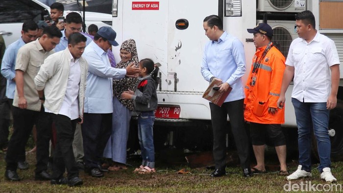 Salam Dua Jari Prabowo Usai Mencoblos Prabowo Subianto mencoblos di TPS 033 Bojong Koneng, Kabupaten Bogor, Rabu (14/2). Dia sempat melakukan salam dua jari usai mencoblos.