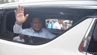 Capres nomor urut 2 Prabowo Subianto meninggalkan TPS 033 Bojong Koneng, Kabupaten Bogor, usai mencoblos, Rabu (14/2/2024).