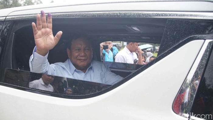 Salam Dua Jari Prabowo Usai Mencoblos Prabowo Subianto mencoblos di TPS 033 Bojong Koneng, Kabupaten Bogor, Rabu (14/2). Dia sempat melakukan salam dua jari usai mencoblos.