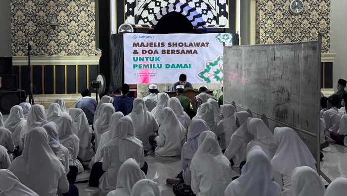 Samawi Gelar Majelis Sholawat di Lampung, Doakan Pemilu Lancar Solidaritas Ulama Muda Jokowi (Samawi) mengadakan majelis sholawat di Pondok Pesantren Al Ismailiyyun, Kec. Natar, Kab. Lampung Selatan, Provinsi Lampung (13/02/24).