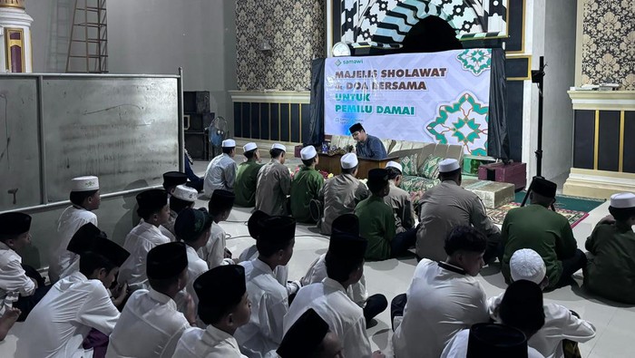 Solidaritas Ulama Muda Jokowi (Samawi) mengadakan majelis sholawat di Pondok Pesantren Al Ismailiyyun, Kec. Natar, Kab. Lampung Selatan, Provinsi Lampung (13/02/24).