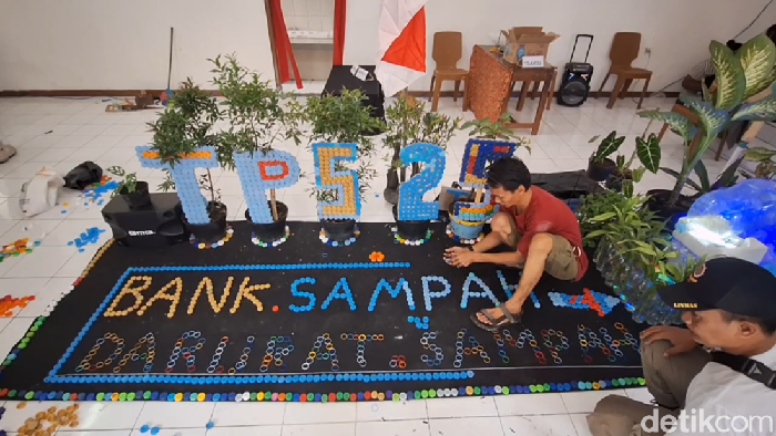 Sampah dijadikan dekorasi di TPS 25 Liogenteng Bandung.