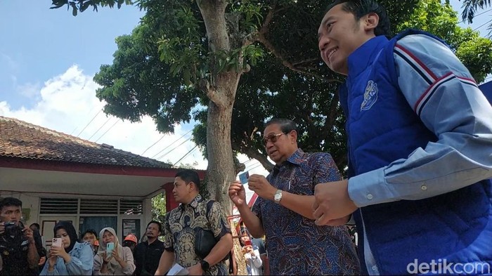 SBY menunjukkan KTP-nya sebelum mencoblos di Pacitan