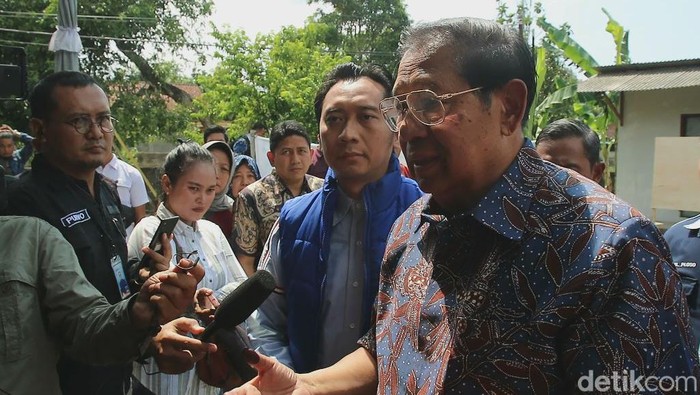 SBY usai nyoblos di Pacitan SBY usai nyoblos di Pacitan