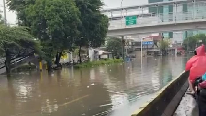 Sebagian Jalan Daan Mogot, Jakarta Barat terendam banjir.