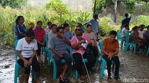 Sebanyak 24 tuna netra mencoblos di TPS 31, Kelurahan Maulafa, Kecamatan Maulafa, Kota Kupang, NTT. (Simon Selly/detikBali)