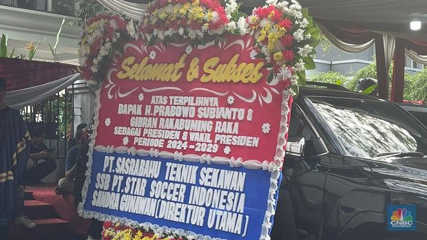 Sebuah karangan bunga dengan ucapan selamat kepada pasangan calon Presiden Prabowo Subianto dan Gibran Rakabuming Raka di kediaman Prabowo Subianto di Kertanegara, Jakarta. (CNBC Indonesia/Teti Purwanti)