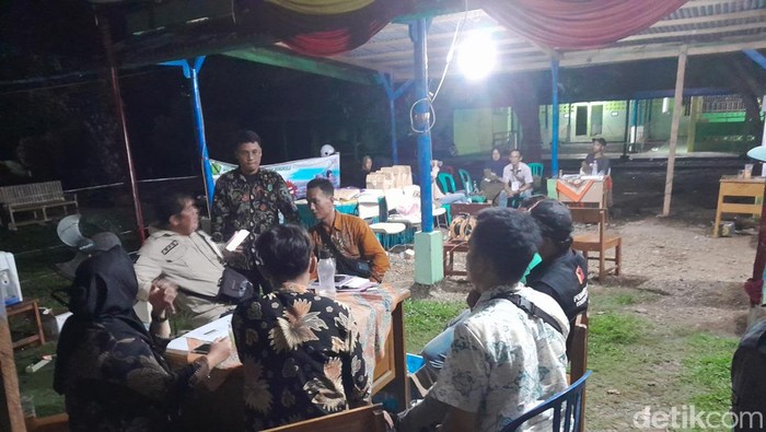 Sejumlah anggota KPPS TPS 23 Kelurahan Lingkar Barat Kota Bengkulu saat menghitung suara.