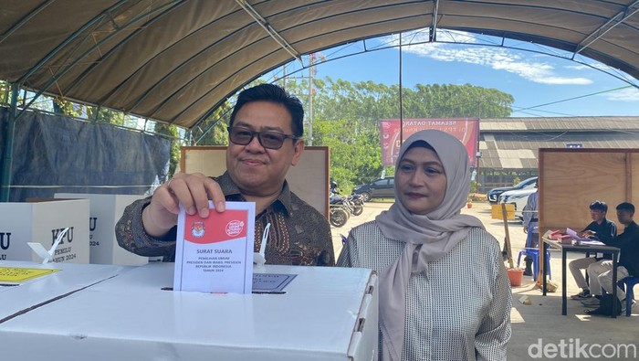 Sekretaris Otorita IKN Achmad Jaka Santos Adiwijaya didampingi istri nyoblos di TPS khusus IKN.