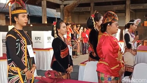 Seluruh petugas KPPS di TPS 006, Desa Batuan, Gianyar, Bali, merupakan perempuan. Mereka menggunakan pakaian adat Nusantara saat hari pencoblosan, Rabu (14/2/2024). (Foto: Putu Krista/detikBali)