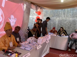 TPS Unik di Medan, Petugas KPPS Kenakan Baju Adat Nusantara