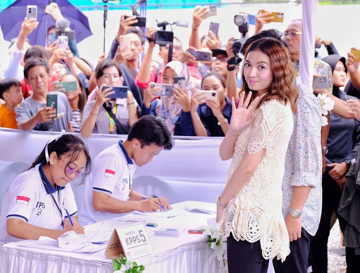 Selvi Ananda saat mendampingi Gibran Rakabuming Raka mencoblos di Solo, Rabu (14/2/2024).