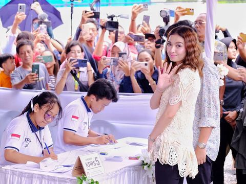 Selvi Ananda saat mendampingi Gibran Rakabuming Raka mencoblos di Solo, Rabu (14/2/2024).