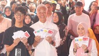 Mendapat giliran, Ganjar pamer surat suara sebelum mencoblos.