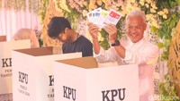 Di bilik suara Ganjar terlihat sangat semringah.