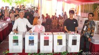 Usai nyoblos, satu per satu surat suara dimasukan Ganjar ke kotak suara.