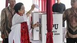 Senyum Megawati-Puan-Prananda Usai Nyoblos Pemilu 2024