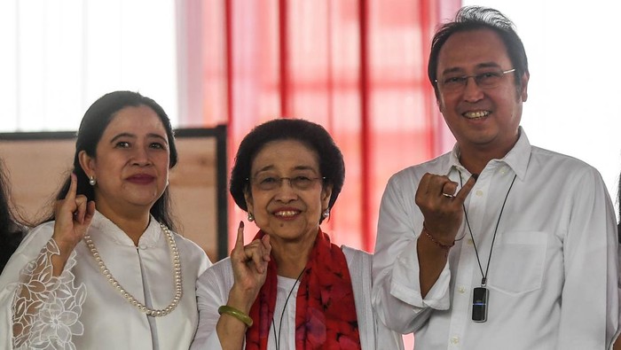 Presiden RI ke-5 Megawati Soekarnoputri didampingi Puan Maharani dan menggunakan hak pilihnya di TPS 053, Kebagusan, Jakarta. Begini ekspresi Megawati, Puan, dan Prananda usai mencoblos.