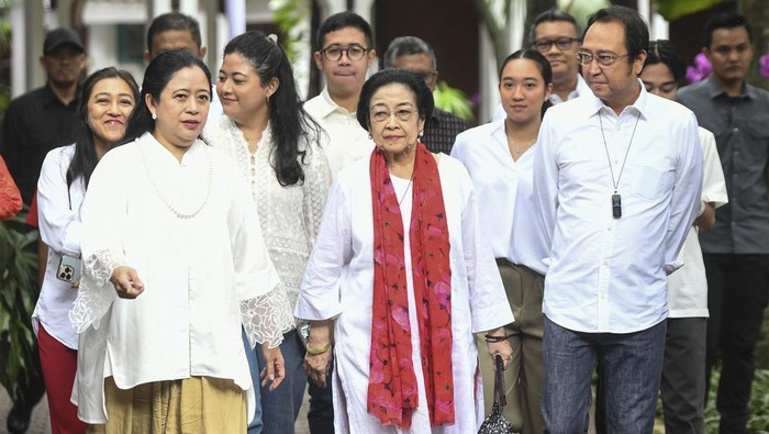 Presiden RI ke-5 Megawati Soekarnoputri didampingi Puan Maharani dan menggunakan hak pilihnya di TPS 053, Kebagusan, Jakarta. Begini ekspresi Megawati, Puan, dan Prananda usai mencoblos.