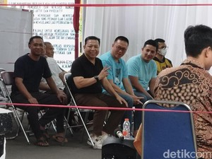 Setya Novanto Pamer Pose 2 Jari saat Nyoblos di TPS Lapas Sukamiskin