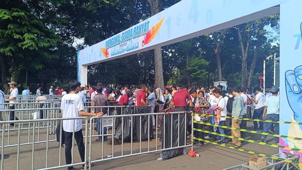Simpatisan Prabowo-Gibran mulai datangi Istora Senayan nobar quick qount (Rizky/detikcom)