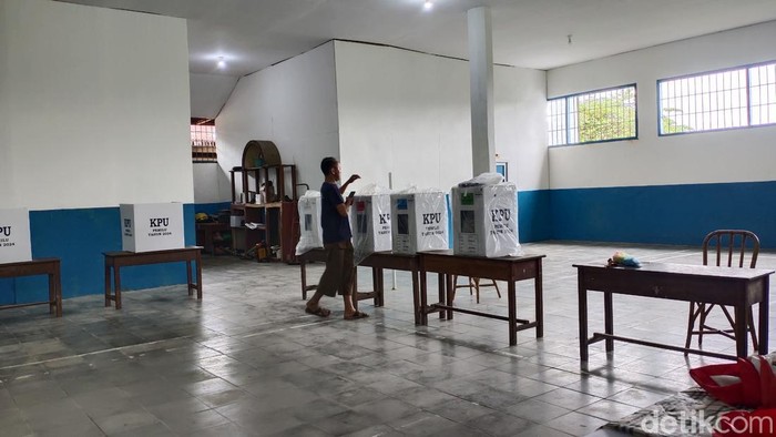 Simulasi pencoblosan bagi penyandang disabilitas di TPS 37 tepatnya  di Yayasan Karya Darma Bhakti Jalan Seduduk Putih Palembang