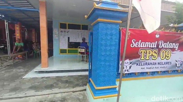 Situasi pemungutan suara di salah satu TPS Madiun.