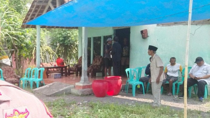 Situasi rumah duka warga Banyuwangi yang meninggal saat nyoblos di bilik suara