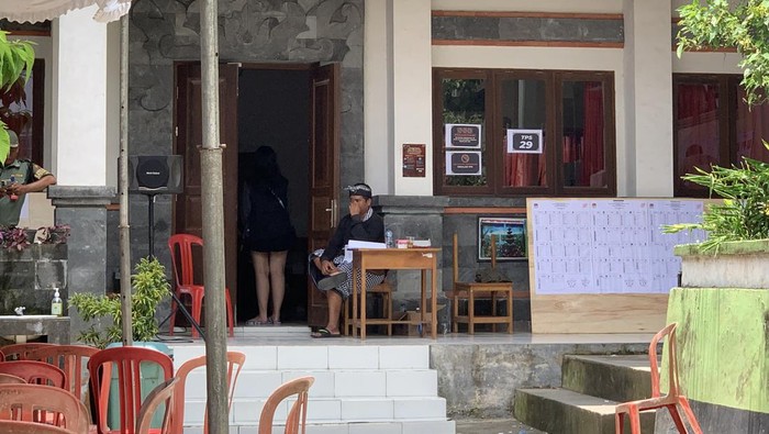 Situasi di TPS 29 di Desa Ungasan, Badung, Bali, Rabu (14/2/2024). Mulanya, anggota parlemen dunia dijadwalkan meninjau Pemilu 2024 di TPS itu, tapi belakangan batal.