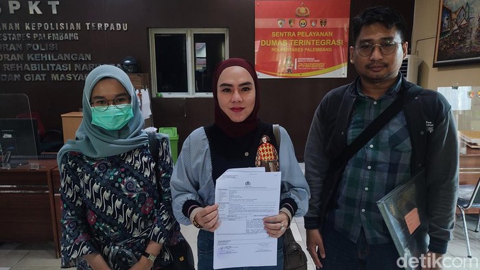 SM didampingi oleh kuasa hukumnya setelah melapor polisi atas kasus penipuan yang dialaminya.
