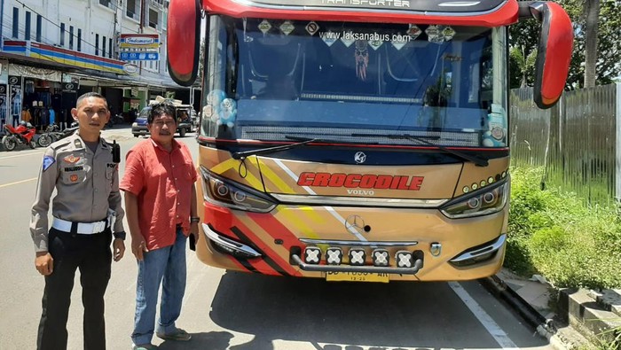 Sopir bus tabrak 2 siswi SMA di Mamuju, Sulbar hingga tewas menyerahkan diri ke polisi.
