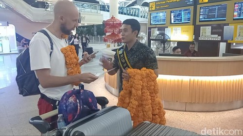 Sosialisasi pungutan USD 10 kepada turis asing di Bandara Internasional Ngurah Rai, Rabu (14/2/2024). (Aryo Mahendro/detikBali)