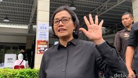 Sri Mulyani menunjukkan 5 jari usai nyoblos.