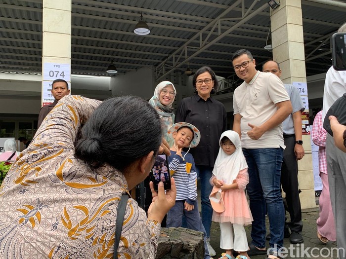 Sri Mulyani Jadi Sasaran Selfie Tetangga saat Nyoblos Menteri Keuangan Sri Mulyani Indrawati menjadi sasaran selfie tetangga saat menggunakan hak pilihnya dalam Pemilihan Umum (Pemilu) 2024 di kediamannya.