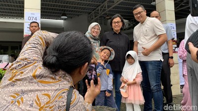 Sri Mulyani Jadi Sasaran Swafoto Tetangga saat Nyoblos