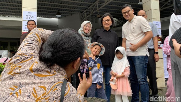 Menteri Keuangan Sri Mulyani Indrawati menjadi sasaran selfie tetangga saat menggunakan hak pilihnya dalam Pemilihan Umum (Pemilu) 2024 di kediamannya.