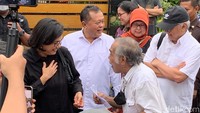 Kedatangan Sri Mulyani bareng suami langsung disambut ketua RT setempat hingga para tetangga yang sudah menunggu untuk memberikan salam selamat datang.
