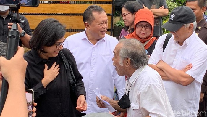 Sri Mulyani Jadi Sasaran Selfie Tetangga saat Nyoblos Menteri Keuangan Sri Mulyani Indrawati menjadi sasaran selfie tetangga saat menggunakan hak pilihnya dalam Pemilihan Umum (Pemilu) 2024 di kediamannya.