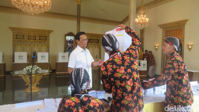Sri Sultan Hamengku Buwono X sedang mengecek surat suara yang diterimanya di TPS 12 Ndalem Cokronegaram, Panembahan, Kraton Kota Jogja, Rabu (14/2/2024) pagi.