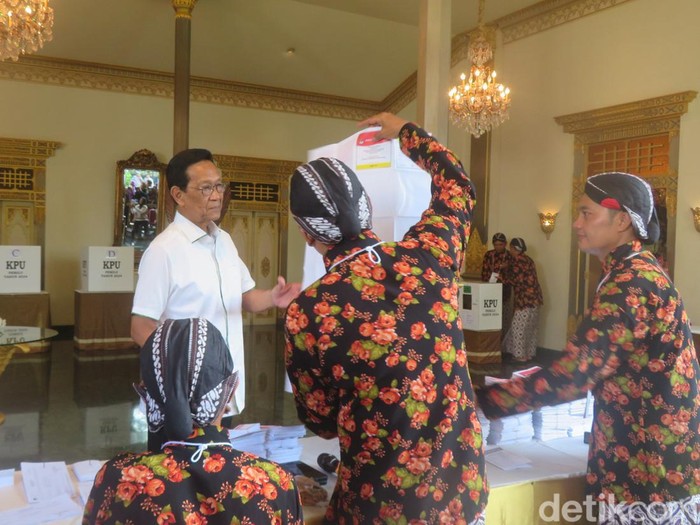 Sri Sultan Hamengku Buwono X sedang mengecek surat suara yang diterimanya di TPS 12 Ndalem Cokronegaram, Panembahan, Kraton Kota Jogja, Rabu (14/2/2024) pagi.